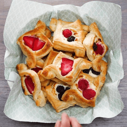 Cooked Fruit and Cream Cheese Breakfast Pastries